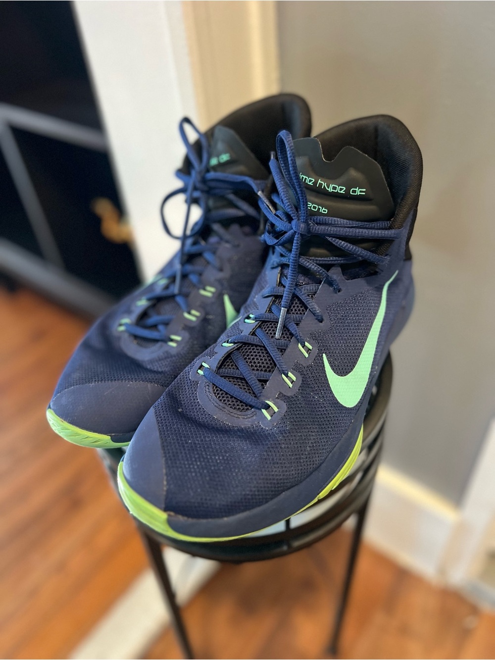 Nike size 10.5 Prime Hype  Men’s Mid Top A small detail: see photo. Blue/Green